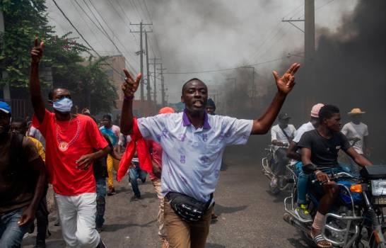 Policías haitianos paralizan Puerto Príncipe en segunda protesta en tres días