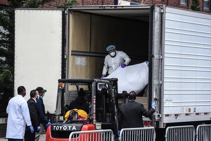 Más de 600 muertos por la pandemia permanecen en congeladores en Nueva York