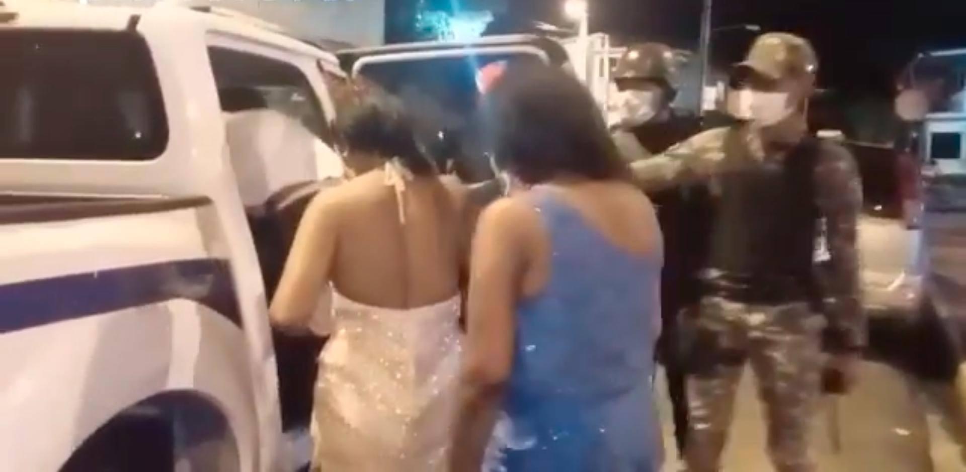 Agentes policiales suspenden boda y apresan a 60 personas en La Vega