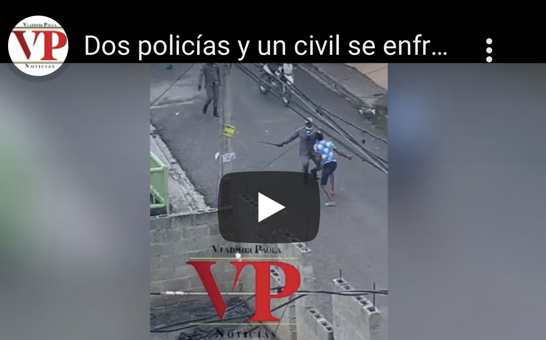 Dos policías y un civil se enfrentan rudamente a palos, patadas y trompadas