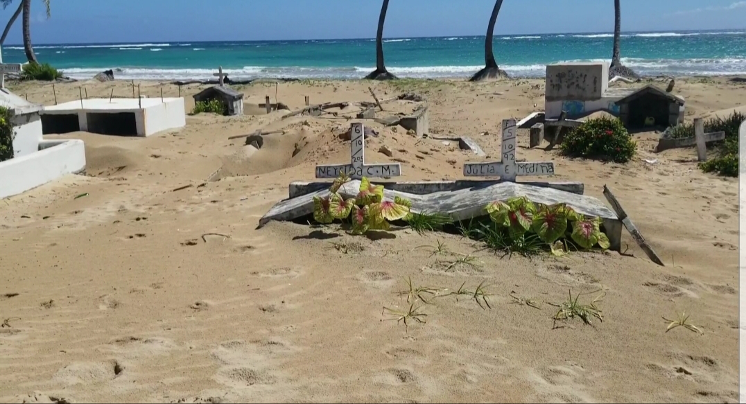 Denuncian cementerio a orillas del mar en Cabrera
