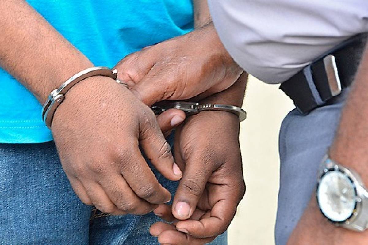 Arrestan joven porque supuestamente se robó 23 latas de maíz en La Peña