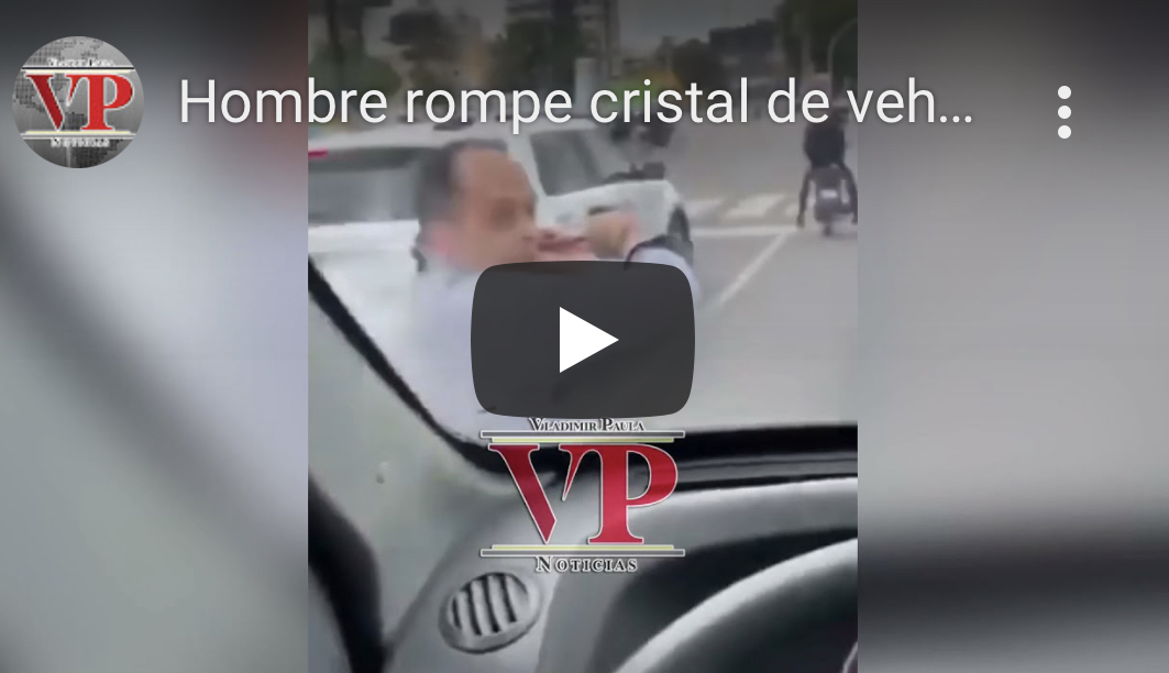 Hombre rompe cristal de vehículo luego de que le chocaron su carro
