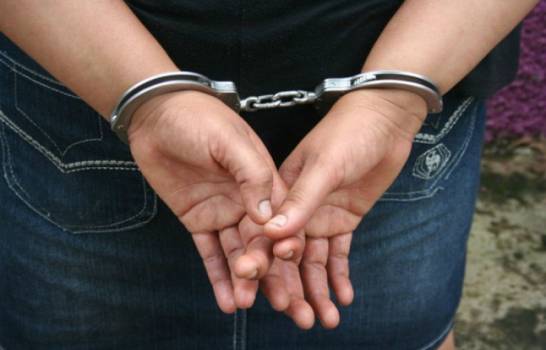 Arrestan mujer acusada de propinar múltiples puñaladas a un hombre
