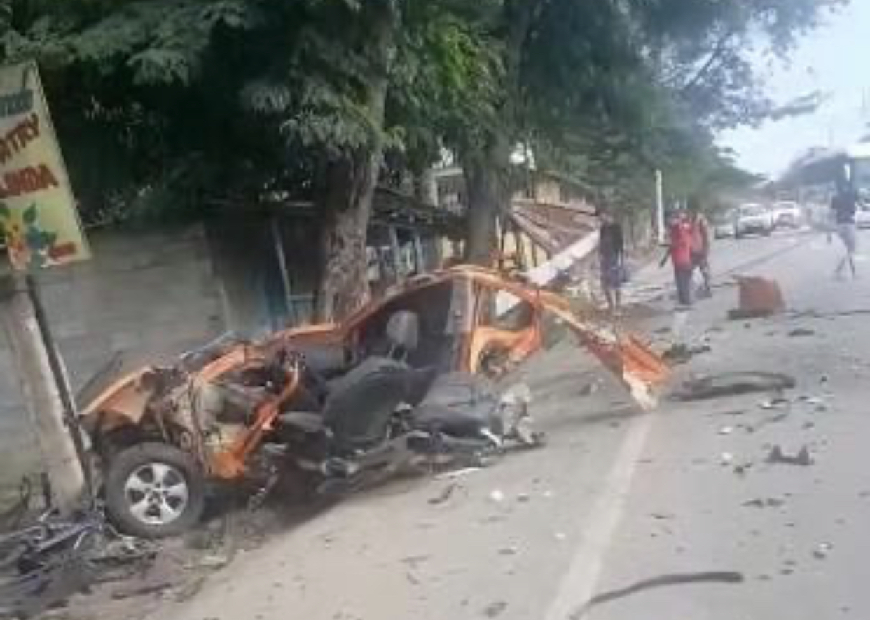 Un muerto y cuatro heridos al chocar carro con un poste del tendido eléctrico en tramo Pino-La Vega