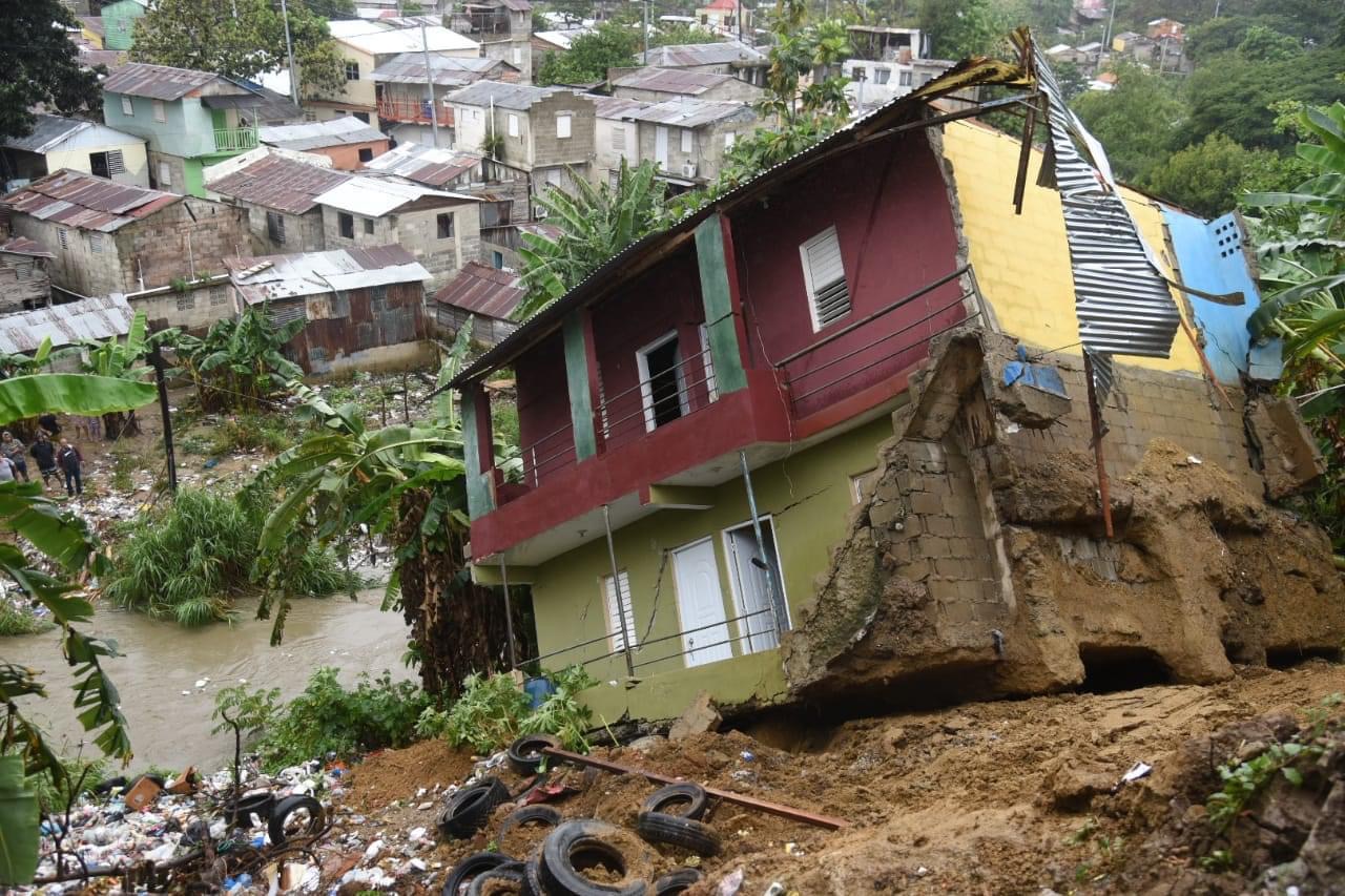 Lluvias desplazan una vivienda de dos niveles en Santiago