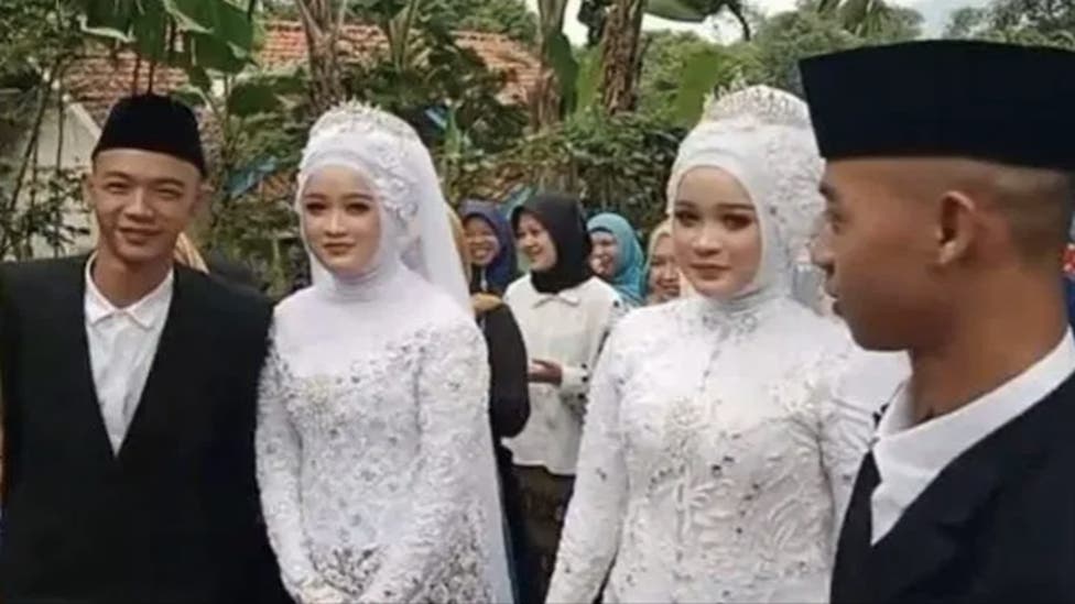 Dos hermanos gemelos se casan con gemelas y deciden vivir bajo el mismo techo