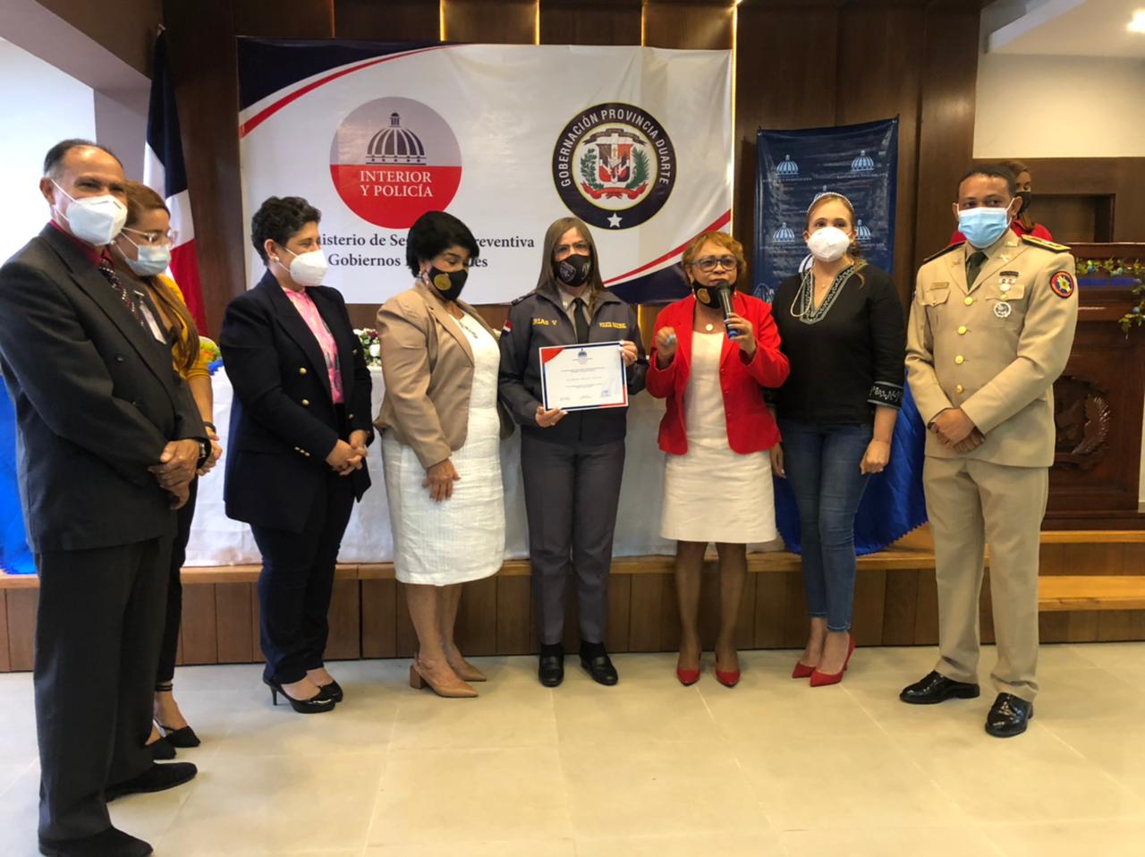 Ministerio de la Mujer reconoce a vocera de la policía en SFM