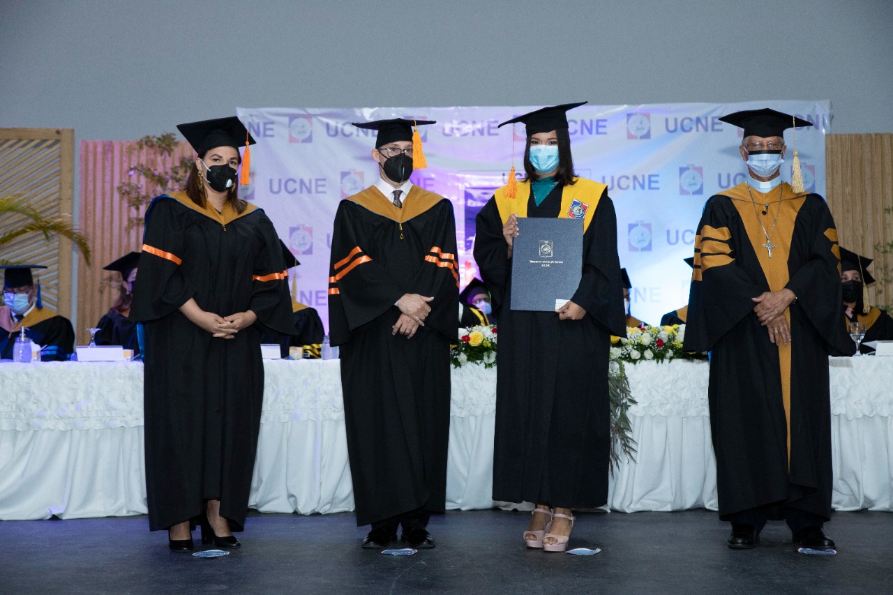 UCNE celebra septuagésima novena graduación ordinaria