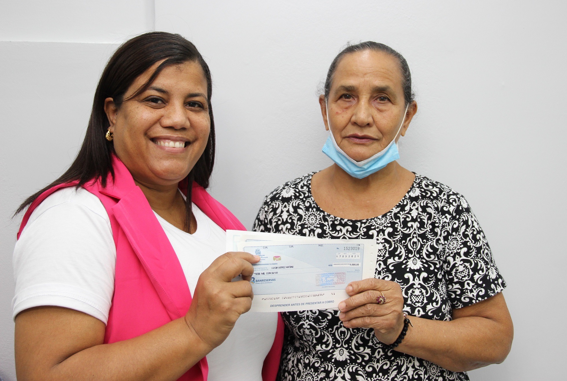 Senador Franklin Romero entrega pensiones solidarias a personas necesitadas de la provincia Duarte