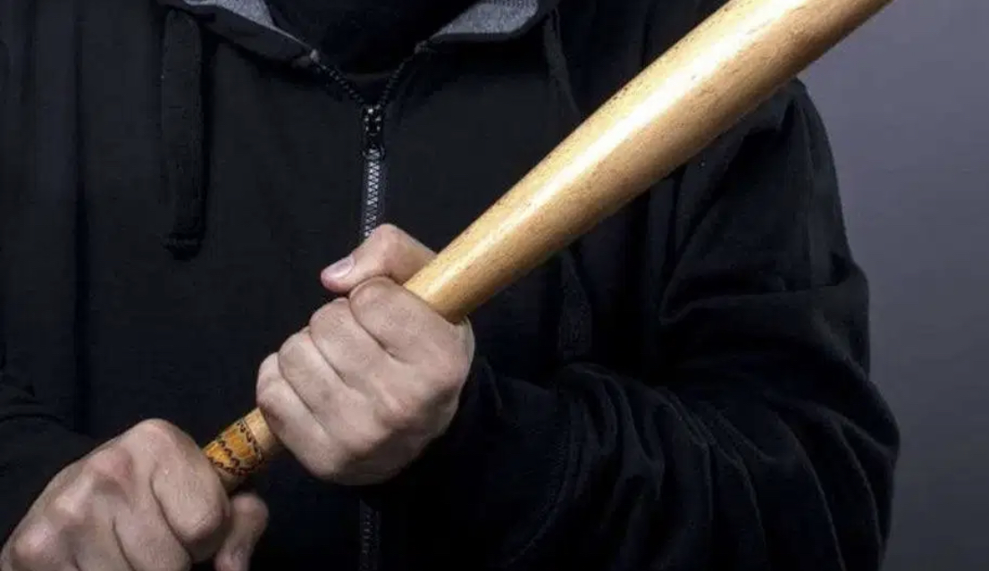 Arrestan hombre acusado de atacar otro a batazos en Tenares