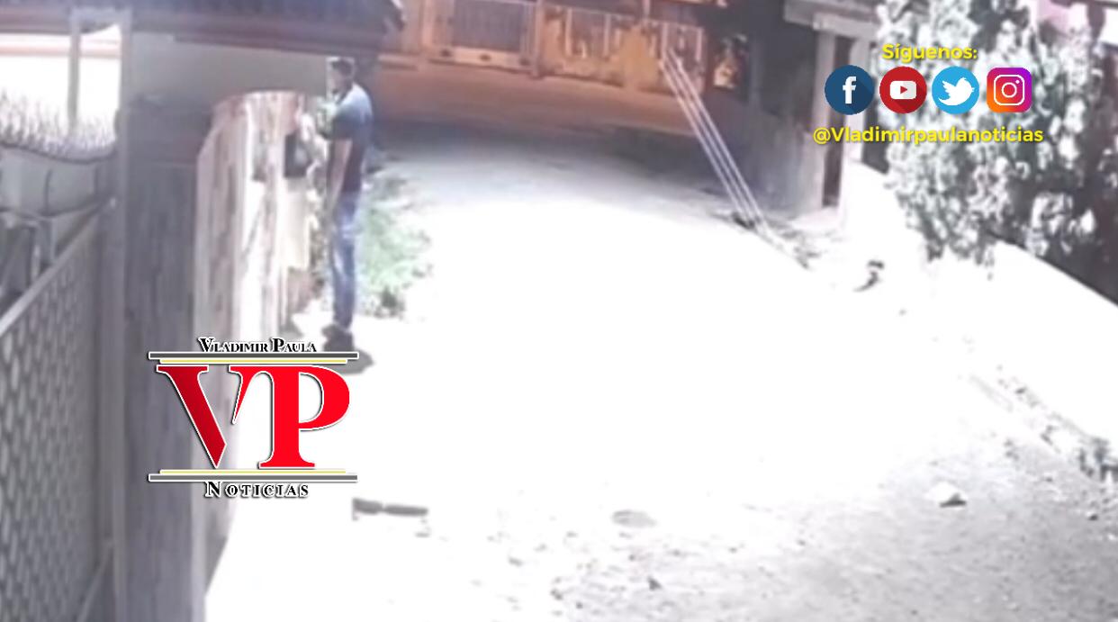 Cámaras de vigilancia captan hombre golpeando la madre de sus hijos en Villa Riva