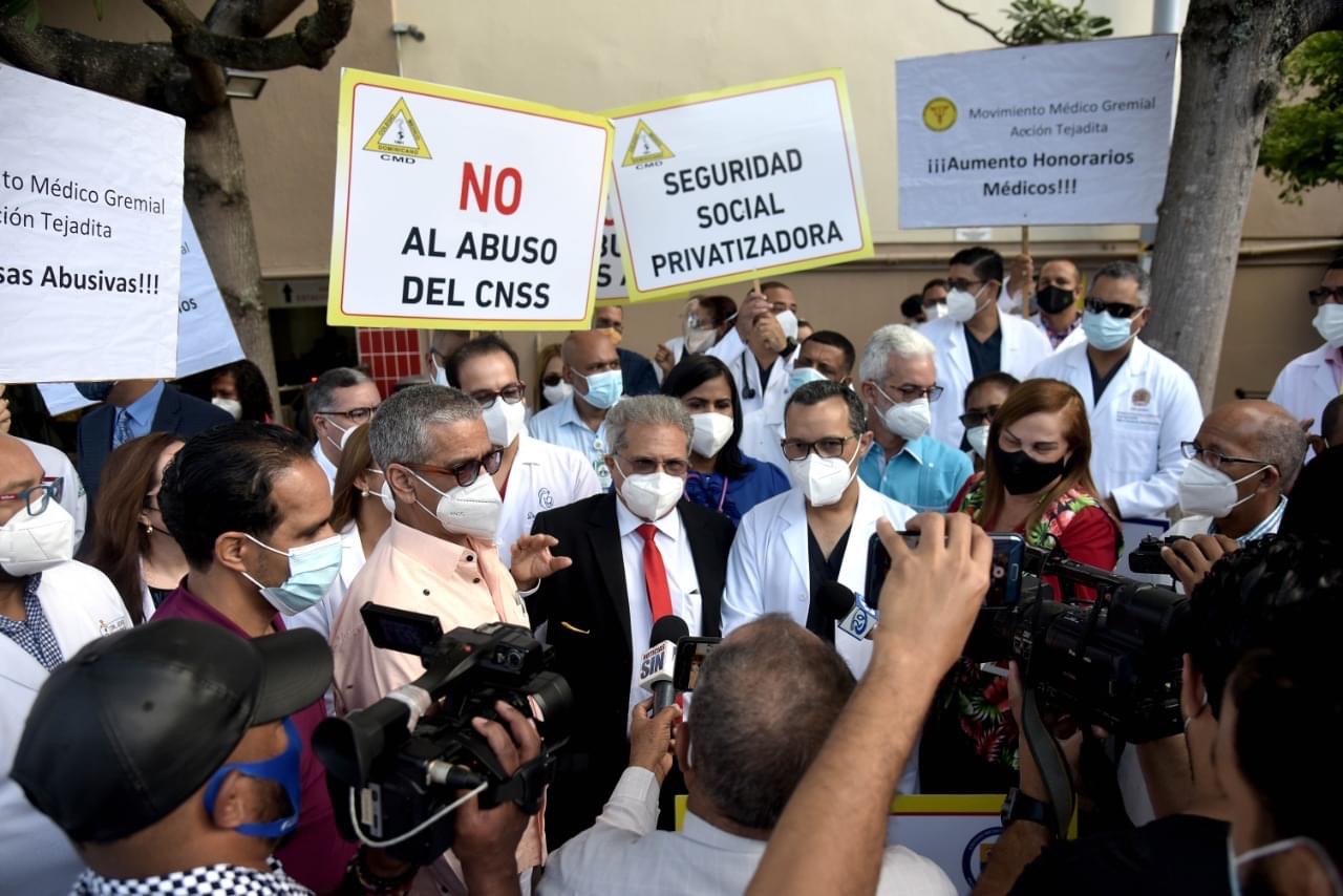 Médicos protestan en Santiago en contra de las ARS