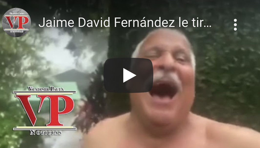 Jaime David Fernandez le tira “a los que  sufren” bañándose en el primer aguacero de mayo