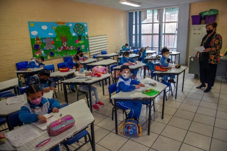 Estudiantes mexicanos vuelven a las aulas este lunes