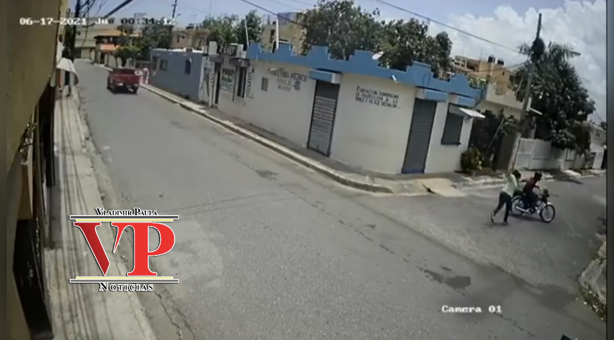 Captado en cámara motorista atraca y arrastra mujer mientras esta cruzaba la calle