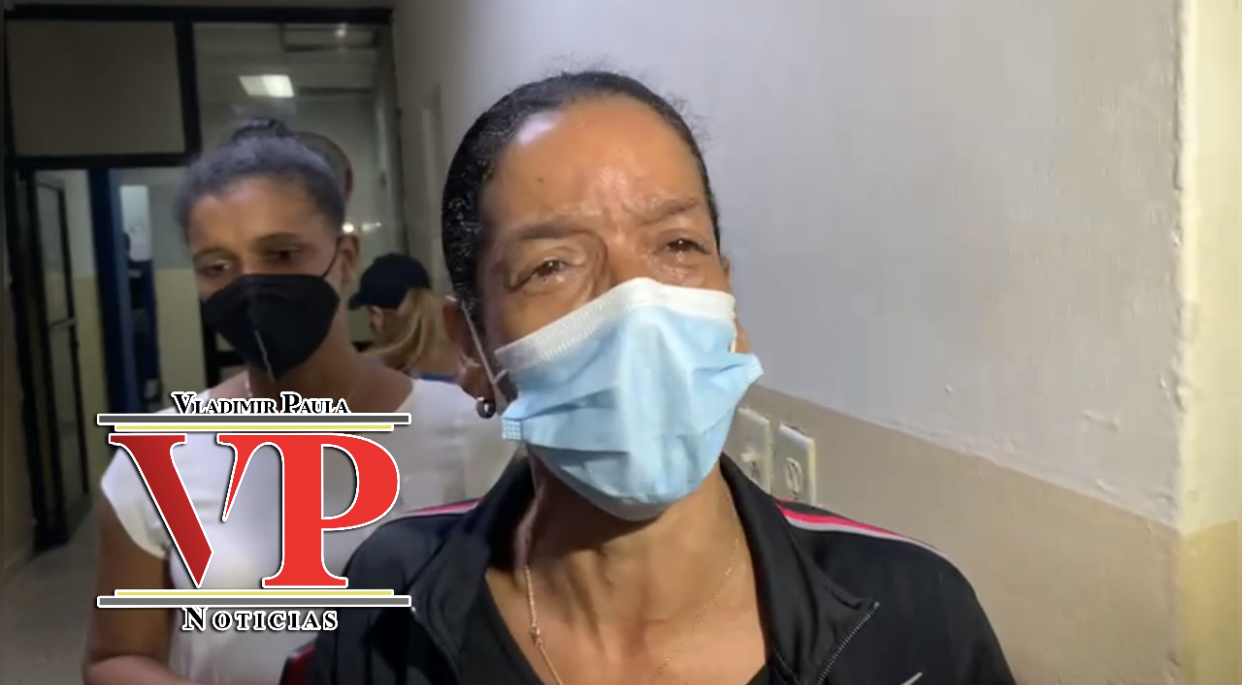 En medio de llanto mujer defiende su hijo acusado de atracar vendedor de chulos en SFM