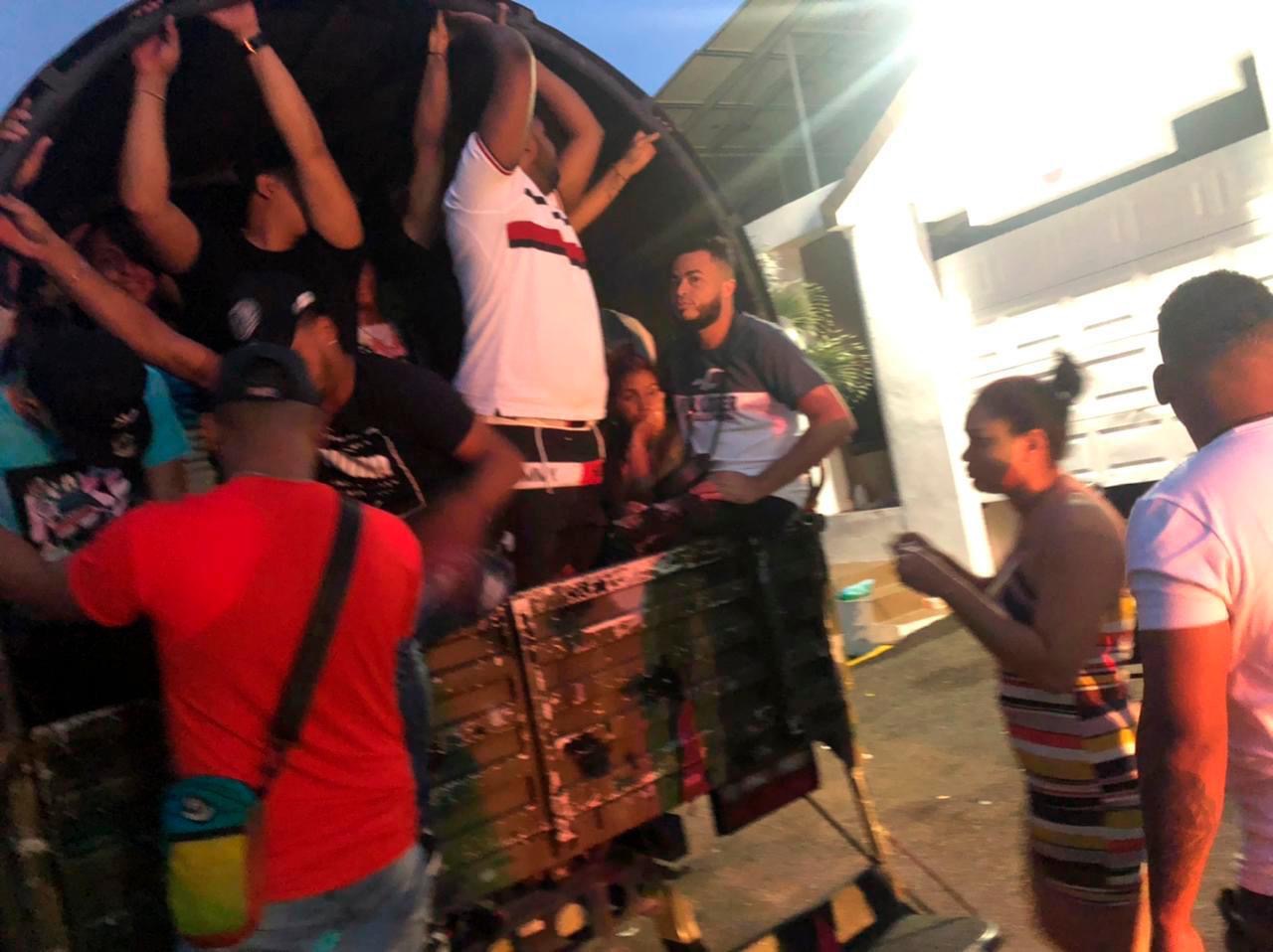 Sorprenden a más de 350 personas en una fiesta clandestina en un motel de Santiago