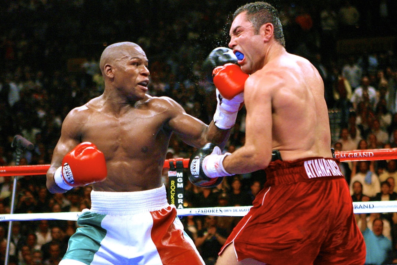 Óscar De la Hoya quiere sacar del retiro a Floyd Mayweather