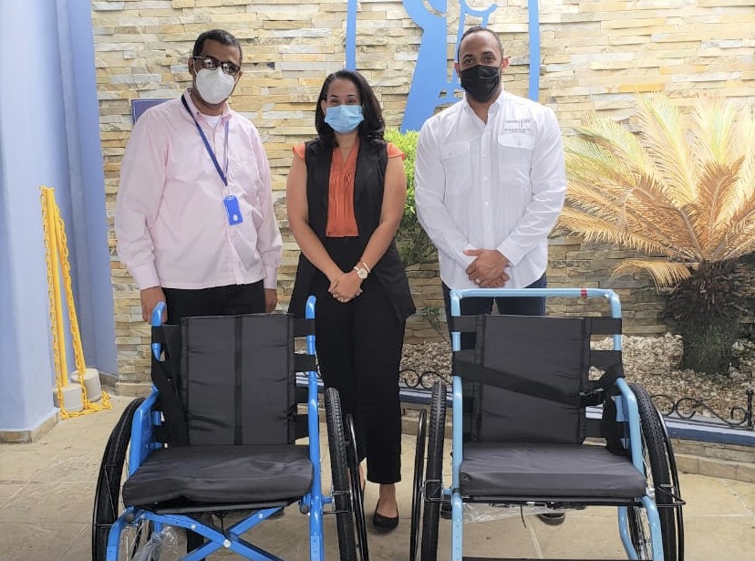 Rehabilitación SFM dona 2 sillas de ruedas a Casa Senatorial