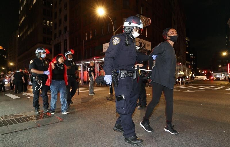 Al menos 22 arrestados en Nueva York en una protesta por un toque de queda