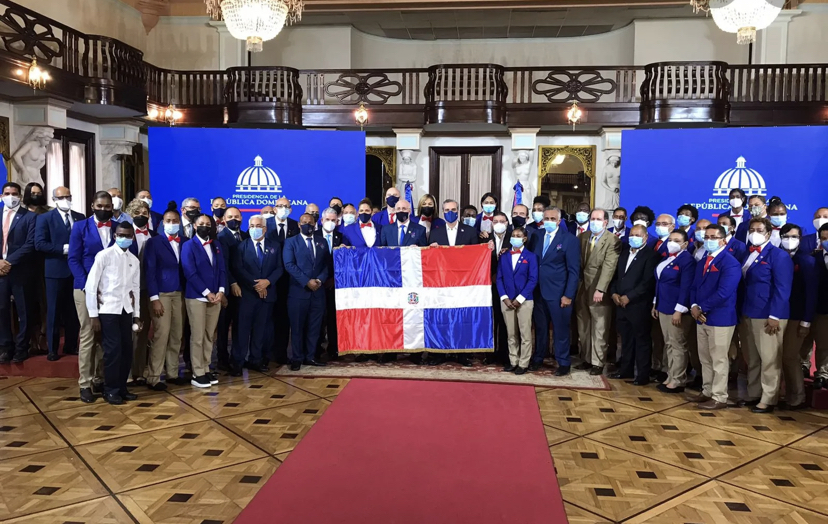 Abinader entrega bandera a delegación olímpica; recalca deporte es prioridad en su gobierno