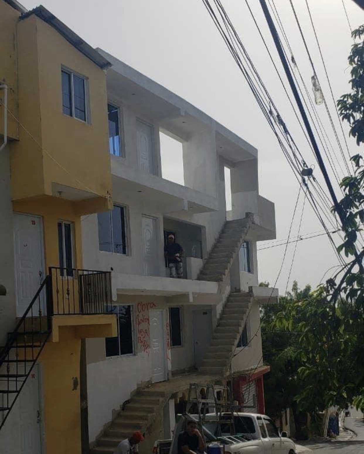Muere hombre al caer de cuarto piso en Santiago