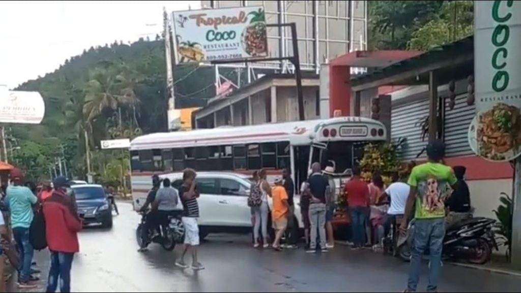 Autobús choca contra una pared al evitar impactar jeepeta en Samaná