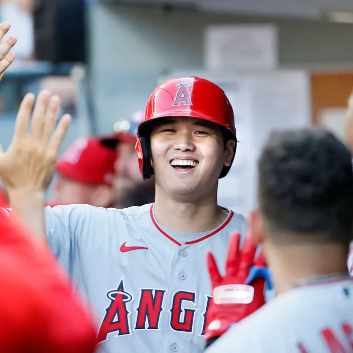 Ohtani pega cuadrangular 40, lanza 8 innings y triunfa