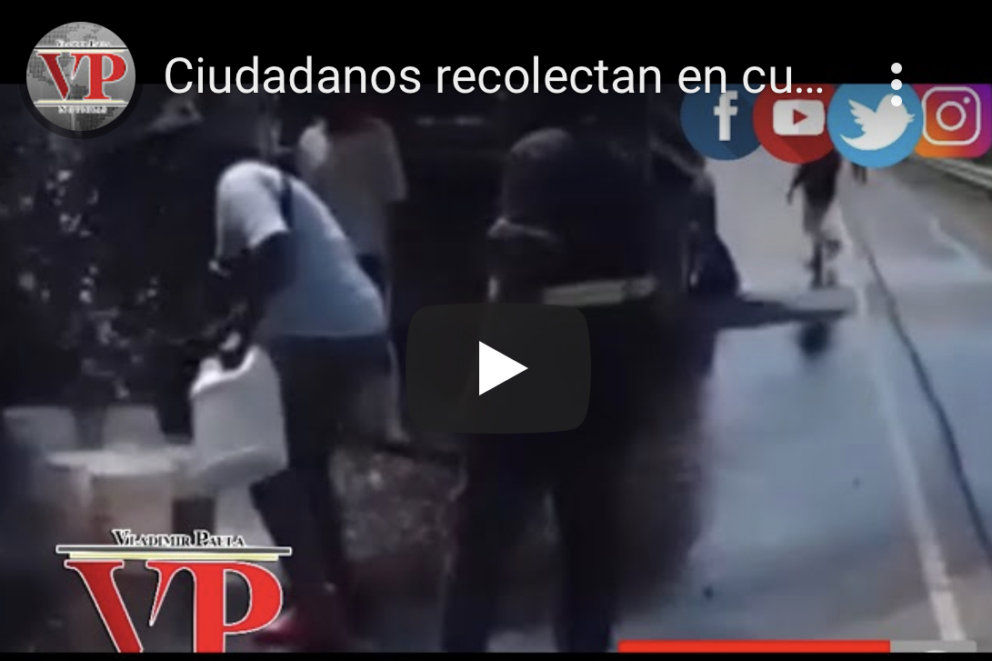 Ciudadanos desafían el peligro y recolectan en cubetas combustible que era derramado por un camión