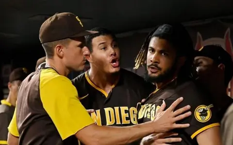 Machado y Tatis tiene acalorada discusión en el dogout