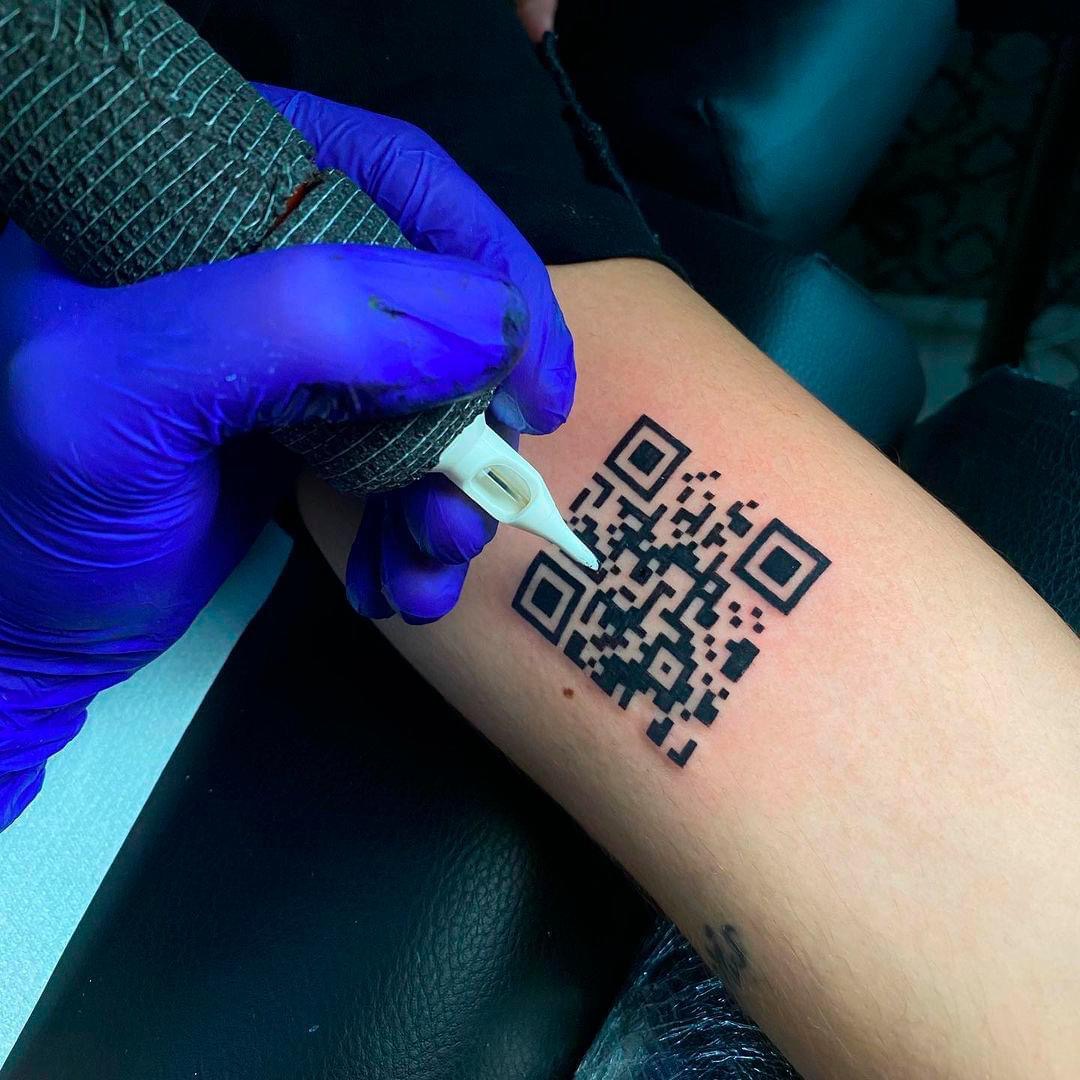 Joven se tatúa código QR de su certificado de vacunación