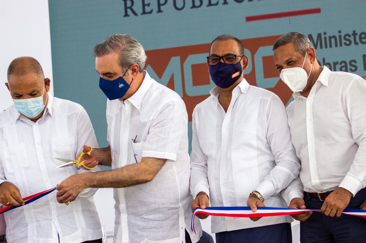 Luis Abinader inaugura carretera Villa Riva-Arenoso y da primer picazo para construcción de otras obras