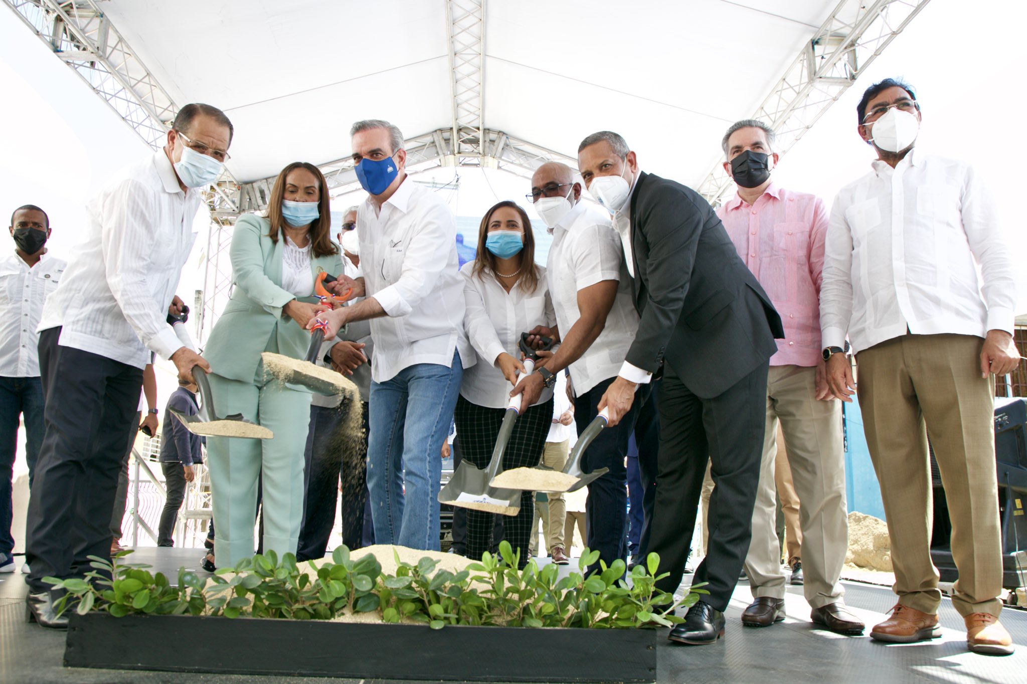 Luis Abinader encabeza inauguraciones de obras y primeros picazos en SFM