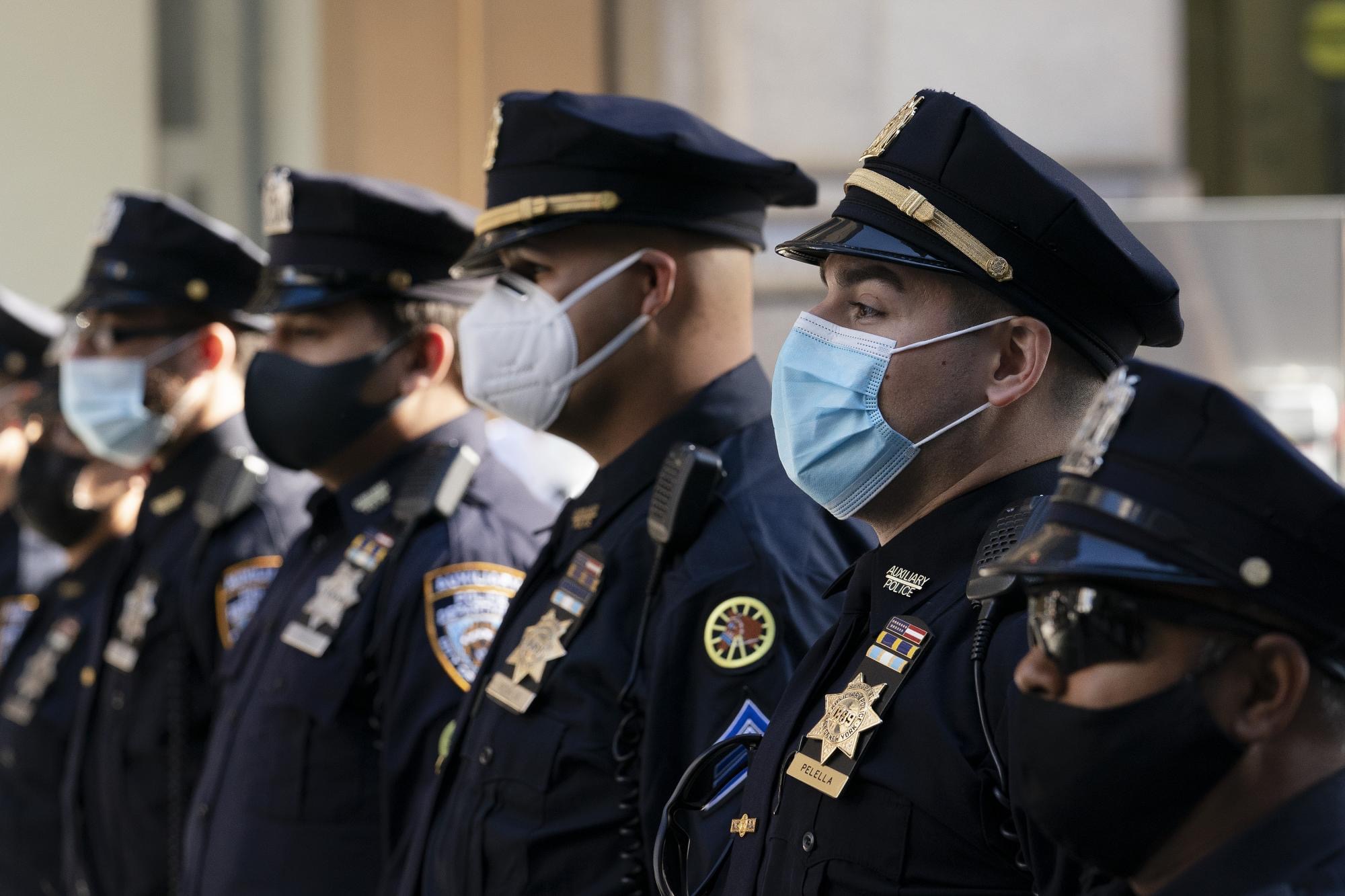 La ciudad de Nueva York exige que policías y bomberos se vacunen contra COVID-19