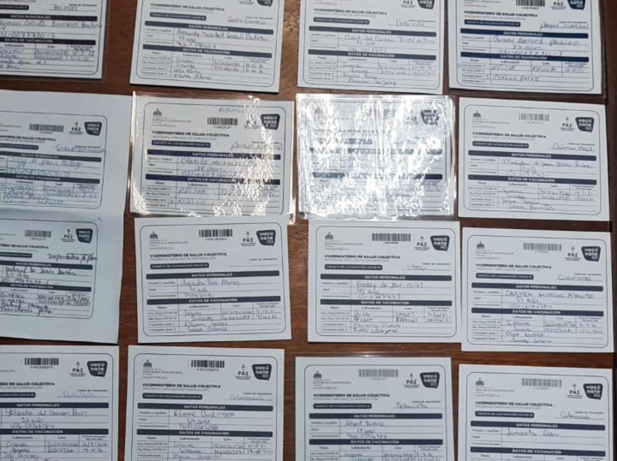 Desmantelan centro de falsificación de tarjetas vacunación COVID-19