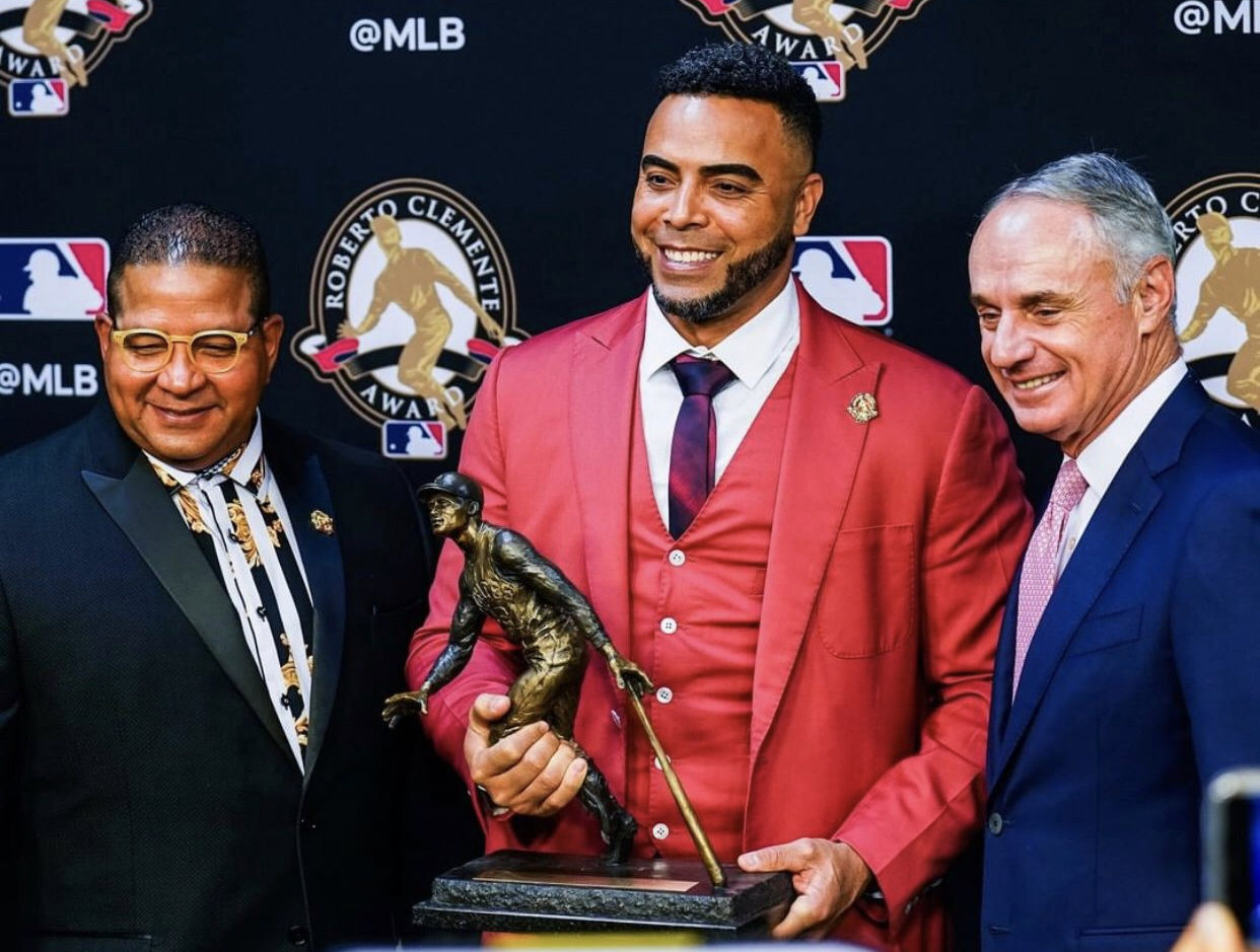 Nelson Cruz recibe el premio Roberto Clemente por su labor humanitaria