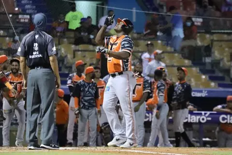 Puig y Florimón jonronean en el triunfo de los Toros sobre el Escogido