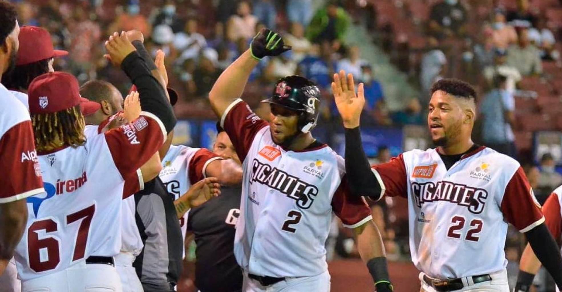 Los Gigantes aplican artillería pesada para aplastar al Licey