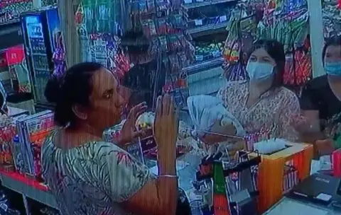 Mujeres con un bebé roban US$50,000 de una tienda de California