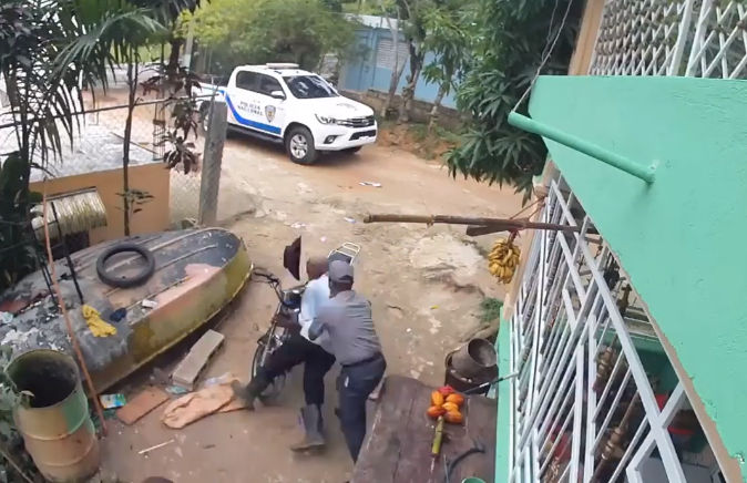 Suspenden y ponen a disposición de la justicia a policía que agredió anciano durante incidente en Samaná