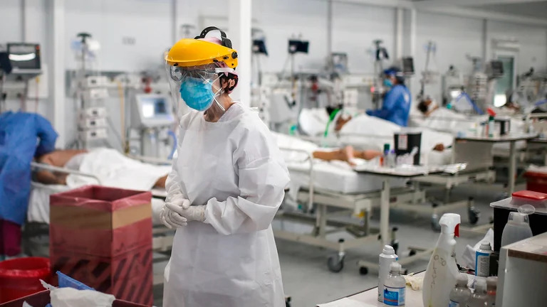 La nueva ola de Covid bate récords y supera los 2 millones de casos diarios