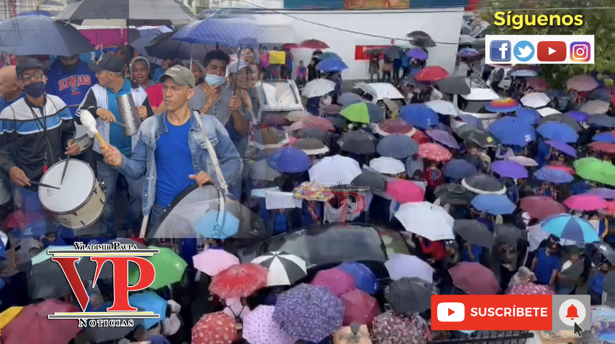 Bajo lluvia maestros se concentran frente a regional 07 exigiendo reivindicaciones