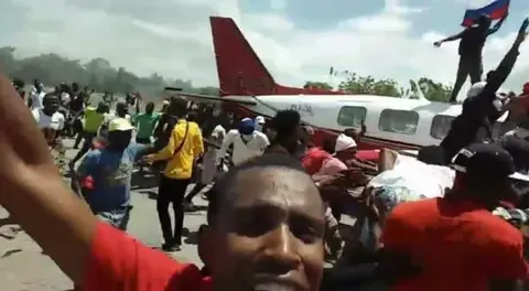Haitianos atacan un avión en medio de protestas por inseguridad