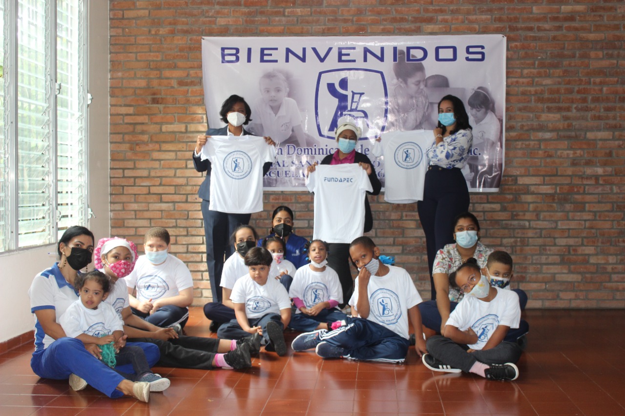 Escuela Farid Ramia recibe donativo de FUNDAPEC