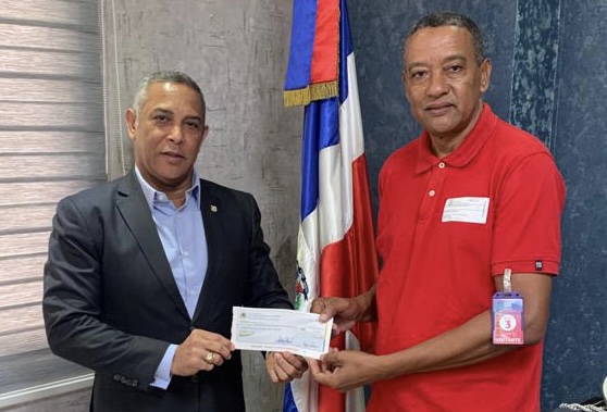 Senador Franklin Romero entrega aporte al baloncesto superior de Villa Riva.