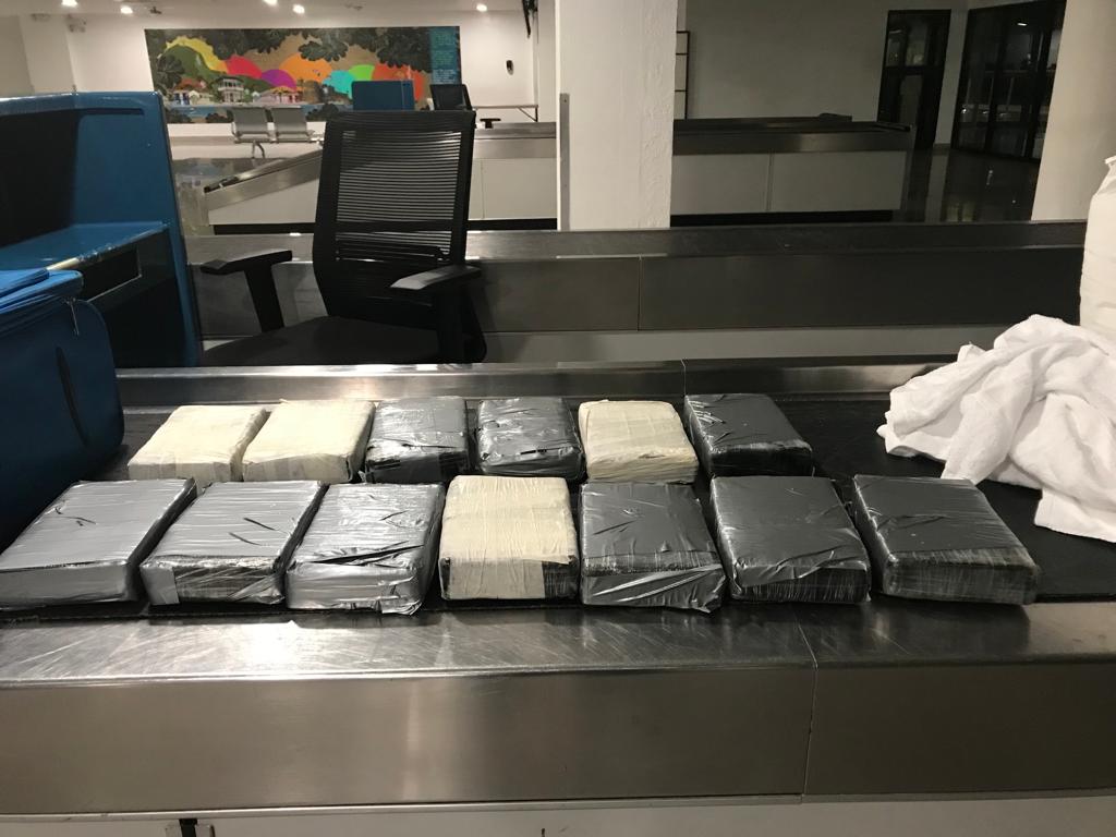 Incautan 13 paquetes de presunta cocaína en aeropuerto de Puerto Plata
