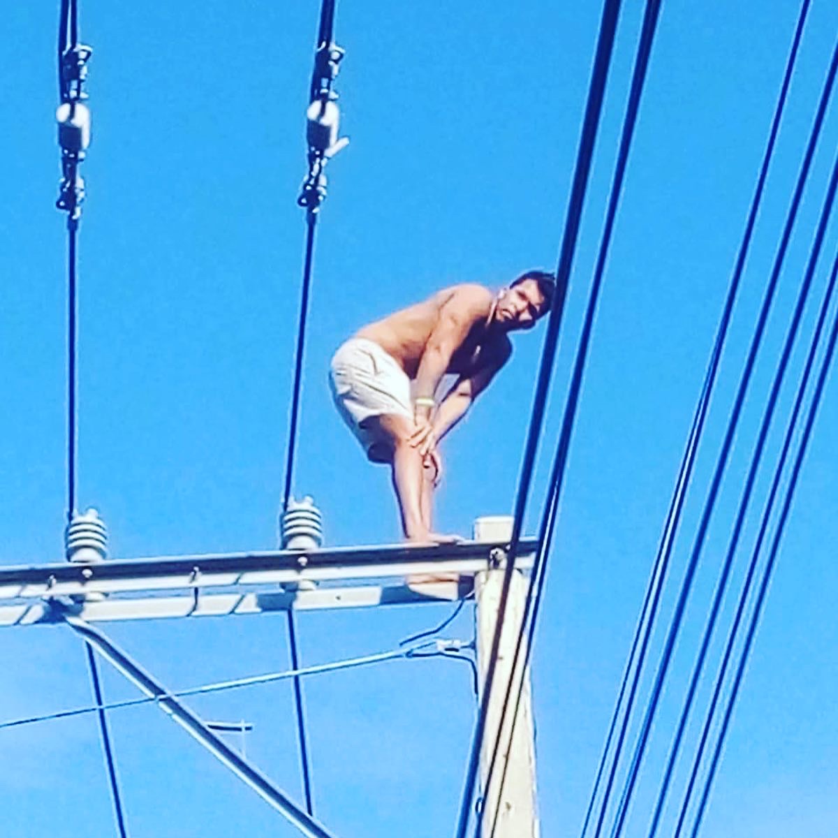 Hombre sube a torre de alta tensión en Cabarete Puerto Plata; pide presencia de la novia