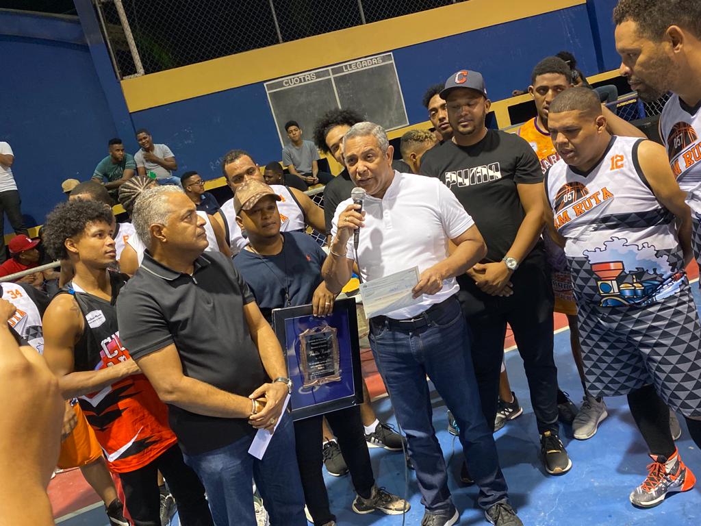 Franklin Romero entrega aporte económico al baloncesto superior de Pimentel
