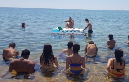 Investigan sacerdote en Italia por celebrar misa en el mar